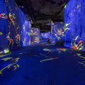 formes abstraites sur fond bleu, réalisées par Kandinsky, exposition numérique immersive
