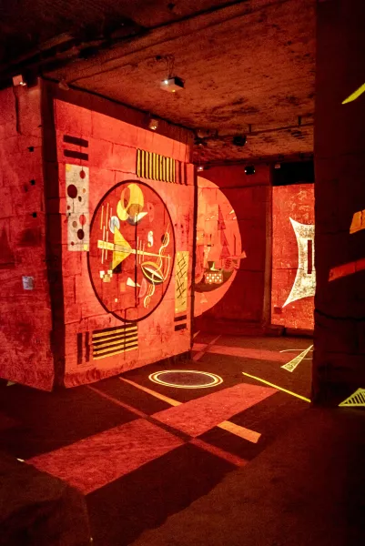 exposition numérique sur Kandinsky, dans les tons rouges et orangés, formes abstraites