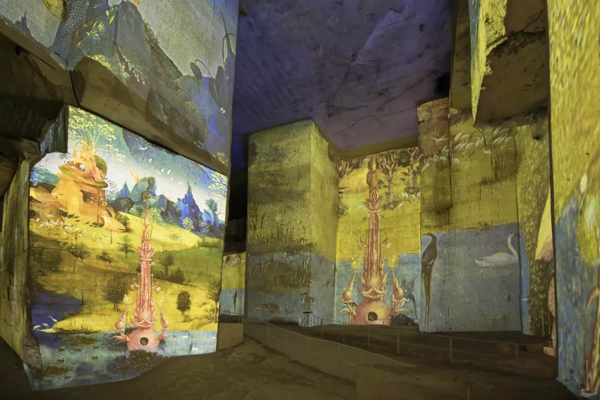 exposition numérique sur Bosch, Brueghel et Arcimboldo sur les murs des Carrières et le plafond