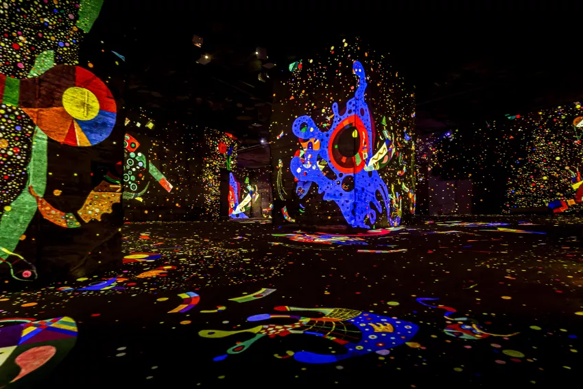 exposition numérique sur Kandinsky, formes abstraites et colorées sur fond noir et pailleté 