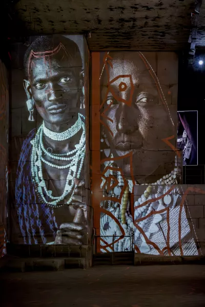 Exposition in situ Jimmy Nelson Gardiens de l'Humanité deux hommes portraits