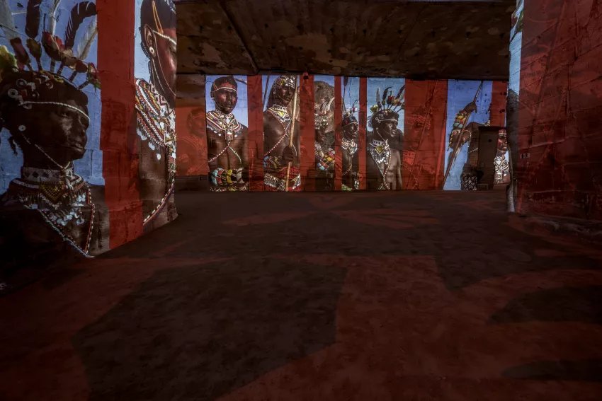 Exposition in situ Jimmy Nelson gardiens de l'humanité Carrières rouge