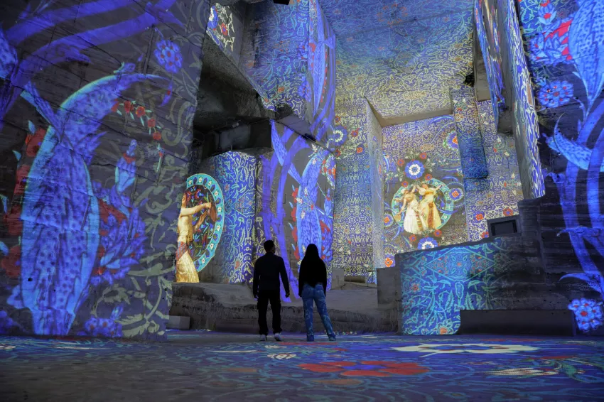 projection oeuvres orientalistes fond bleu