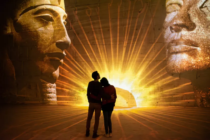 projection soleil statues pharaon reine