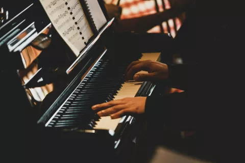 mains jouant piano